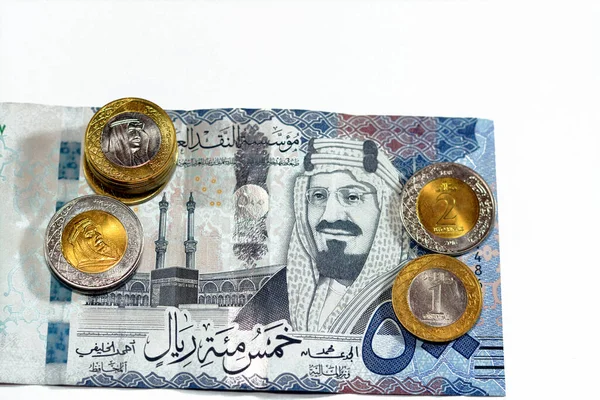 500 Років 500 Саудівської Аравії Карбують Банкноти Купами Саудівських Монет — стокове фото