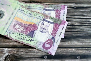 Yeni polimer 5 SAR 5 Suudi Arabistan riyals nakit para banknot serisi 1441 AH Rub 'al Khali ve kral Salman Bin AbdulAziz Al Suud' da Şeyh petrol rafinerisi yer almaktadır.