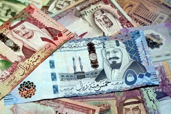 沙特阿拉伯里亚尔钞票的不同时期和不同价值的钞票都有沙特阿拉伯沙特国王的肖像 沙特货币的选择性焦点 海湾经济 — 图库照片