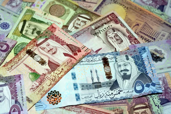 沙特阿拉伯里亚尔钞票的不同时期和不同价值的钞票都有沙特阿拉伯沙特国王的肖像 沙特货币的选择性焦点 海湾经济 — 图库照片