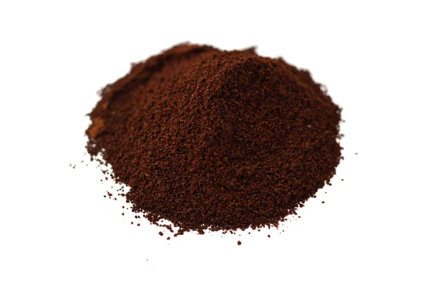 咖啡厂的磨碎咖啡和咖啡的源头 它是红色或紫色水果内部的果皮 通常被称为咖啡樱桃或石果 土耳其咖啡 有选择的焦点 — 图库照片