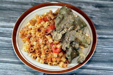 Izgara et kofta ve ciğer klasik halka makarna ile domates soslu makarna, sarımsak, soğan, baharat, yağ ve yeşil biber, İtalyan tarifi Mısır usulü