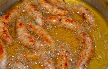 Mısır usulü, içi baharatlı pirinç, otlar, soğan ve domatesle dolu bağırsaklarla dolu, bol yağda kızartılmış, seçici bir odaklanma olan içi doldurulmuş mumya sosisi.