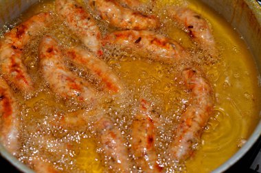 Mısır usulü, içi baharatlı pirinç, otlar, soğan ve domatesle dolu bağırsaklarla dolu, bol yağda kızartılmış, seçici bir odaklanma olan içi doldurulmuş mumya sosisi.