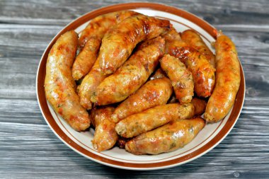 Mısır usulü, içi baharatlı pirinç, otlar, soğan ve domatesle dolu bağırsaklarla dolu, bol yağda kızartılmış, seçici bir odaklanma olan içi doldurulmuş mumya sosisi.