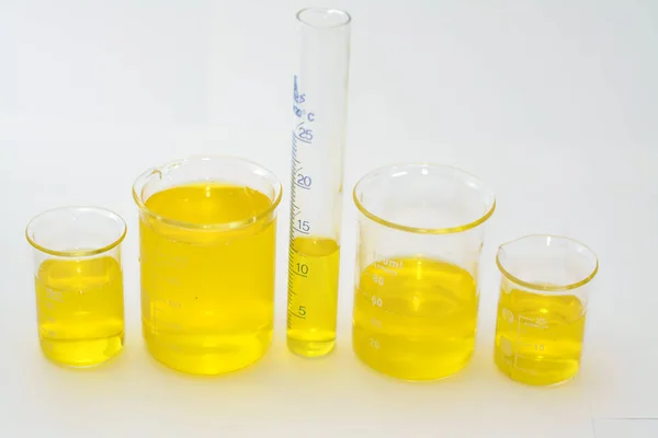 2022年10月18日 埃及开罗 一组实验室玻璃器皿 装有刻度圆筒和容量瓶 经过科学实验研究 选择性聚焦后 其中含有黄色液体 — 图库照片