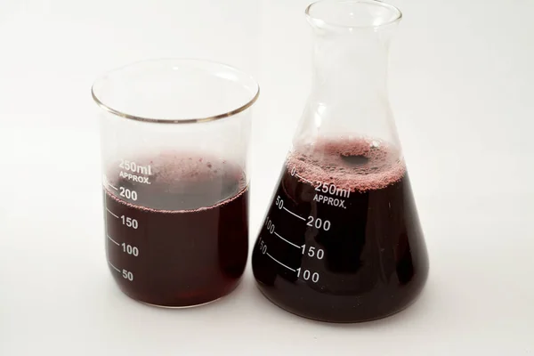 Ein Laborset Aus Konischen Und Volumetrischen Flaschen Das Dunkelrote Flüssigkeit — Stockfoto