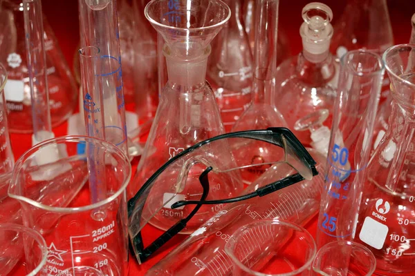 Kair Egipt Października 2022 Zestaw Laboratoryjny Różnych Urządzeń Wyrobów Szklanych — Zdjęcie stockowe