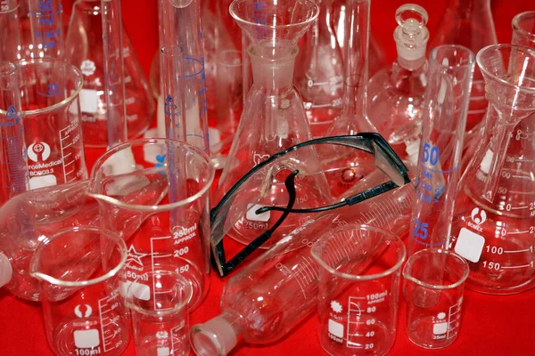 Kair Egipt Października 2022 Zestaw Laboratoryjny Różnych Urządzeń Wyrobów Szklanych — Zdjęcie stockowe