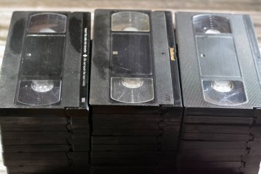 Kahire, Mısır, 18 Ekim 2022: video kaset yığını, video kayıt cihazlarında kullanılan malzeme ve makara ve plastikten yapılmış VHS video kasetleri, modası geçmiş eski video kasetler.