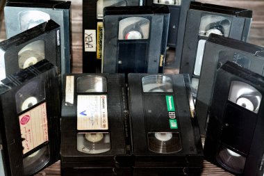 Kahire, Mısır, 18 Ekim 2022: video kaset yığını, video kayıt cihazlarında kullanılan malzeme ve makara ve plastikten yapılmış VHS video kasetleri, modası geçmiş eski video kasetler.