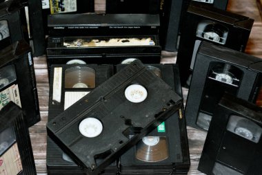 Kahire, Mısır, 18 Ekim 2022: video kaset yığını, video kayıt cihazlarında kullanılan malzeme ve makara ve plastikten yapılmış VHS video kasetleri, modası geçmiş eski video kasetler.