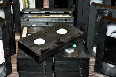 Kahire, Mısır, 18 Ekim 2022: video kaset yığını, video kayıt cihazlarında kullanılan malzeme ve makara ve plastikten yapılmış VHS video kasetleri, modası geçmiş eski video kasetler.