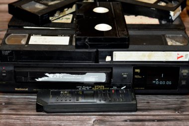 Kahire, Mısır, 18 Ekim 2022: modası geçmiş video kaset kaydedici ve çalar, antika elektrik ve elektronik cihazlar kavramı multimedya kaydedici ve teypli oyuncu aygıtı