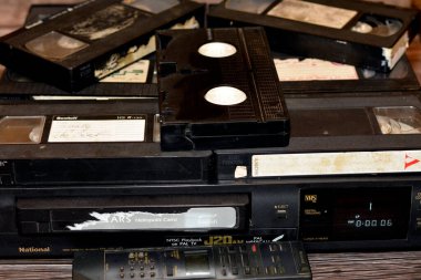 Kahire, Mısır, 18 Ekim 2022: modası geçmiş video kaset kaydedici ve çalar, antika elektrik ve elektronik cihazlar kavramı multimedya kaydedici ve teypli oyuncu aygıtı