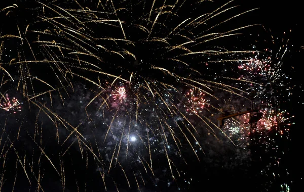 Fuochi Artificio Colorati Notte Con Ombre Cantiere Gru Segni Festivi Immagine Stock