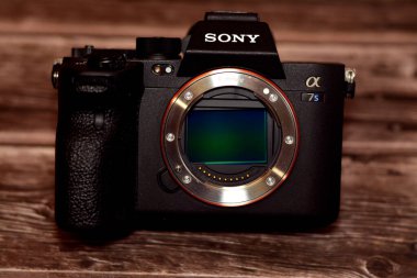Kahire, Mısır, 20 Ekim 2022: Sony Alpha A7 's iii aynasız profesyonel tam kare dijital kamera gövdesi Exmor R BSI CMOS Sensörü, 12 MP, UHD 4K 120p Video, 5-Eksen Sabit Görüntülü İstikrar