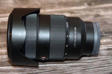 Kahire, Mısır, 20 Ekim 2022: Sony E mount FE 24-70 mm F2.8 GM lens SEL2470GM sabit F2.8 24-70 mm zoom ile yüksek çözünürlüklü ve kremalı bokeh, seçici odaklı