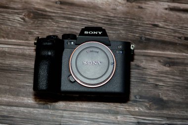 Kahire, Mısır, 20 Ekim 2022: Sony Alpha A7 's iii aynasız profesyonel tam kare dijital kamera gövdesi Exmor R BSI CMOS Sensörü, 12 MP, UHD 4K 120p Video, 5-Eksen Sabit Görüntülü İstikrar