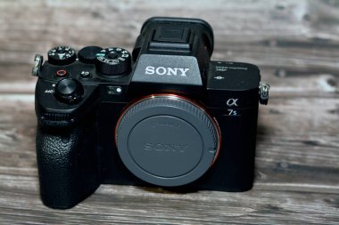 Kahire, Mısır, 20 Ekim 2022: Sony Alpha A7 's iii aynasız profesyonel tam kare dijital kamera gövdesi Exmor R BSI CMOS Sensörü, 12 MP, UHD 4K 120p Video, 5-Eksen Sabit Görüntülü İstikrar