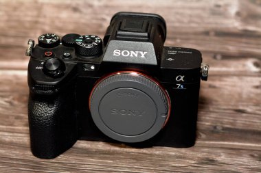 Kahire, Mısır, 20 Ekim 2022: Sony Alpha A7 's iii aynasız profesyonel tam kare dijital kamera gövdesi Exmor R BSI CMOS Sensörü, 12 MP, UHD 4K 120p Video, 5-Eksen Sabit Görüntülü İstikrar