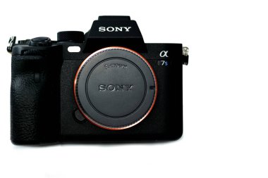 Kahire, Mısır, 20 Ekim 2022: Sony Alpha A7 's iii aynasız profesyonel tam kare dijital kamera gövdesi Exmor R BSI CMOS Sensörü, 12 MP, UHD 4K 120p Video, 5-Eksen Sabit Görüntülü İstikrar