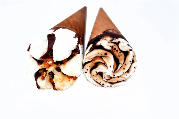 Παγωτό Βανίλια Κώνους Επικάλυψη Σοκολάτας Και Καραμέλας Σάλτσα Και Ξηρούς — Φωτογραφία Αρχείου