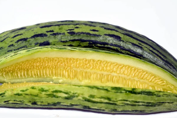 アルメニアのキュウリ キュウリ ヴァール キュウリのような細長い果実で中はキュウリのように見えます庭長キュウリヘビメロン選択的焦点 — ストック写真