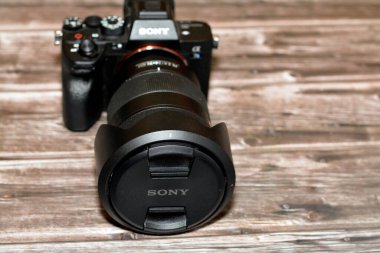 Kahire, Mısır, 20 Ekim 2022: Sony Alpha A7 's iii aynasız profesyonel tam kare dijital kamera gövdesi Sony FE 24-70 mm zoom F2.8 GM lensli eşi benzeri görülmemiş yüksek çözünürlüklü Bokeh
