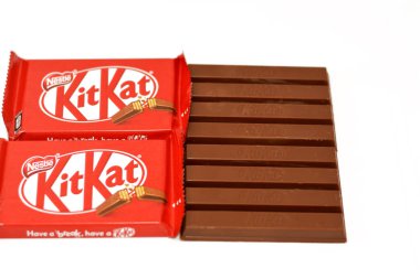Kahire, Mısır, 7 Kasım 2022: KitKat, New York, İngiltere 'de Rowntree' s tarafından üretilen çikolata kaplı gofret çubuğu, ve şimdi küresel olarak Nestle, Kit Kat gofret çubukları tarafından üretiliyor.