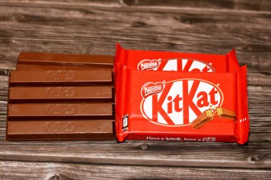 Kahire, Mısır, 7 Kasım 2022: KitKat, New York, İngiltere 'de Rowntree' s tarafından üretilen çikolata kaplı gofret çubuğu, ve şimdi küresel olarak Nestle, Kit Kat gofret çubukları tarafından üretiliyor.