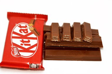 Kahire, Mısır, 7 Kasım 2022: KitKat, New York, İngiltere 'de Rowntree' s tarafından üretilen çikolata kaplı gofret çubuğu, ve şimdi küresel olarak Nestle, Kit Kat gofret çubukları tarafından üretiliyor.