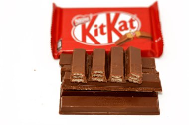 Kahire, Mısır, 7 Kasım 2022: KitKat, New York, İngiltere 'de Rowntree' s tarafından üretilen çikolata kaplı gofret çubuğu, ve şimdi küresel olarak Nestle, Kit Kat gofret çubukları tarafından üretiliyor.