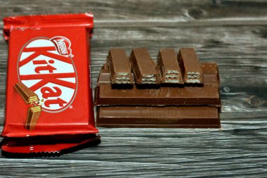 Kahire, Mısır, 7 Kasım 2022: KitKat, New York, İngiltere 'de Rowntree' s tarafından üretilen çikolata kaplı gofret çubuğu, ve şimdi küresel olarak Nestle, Kit Kat gofret çubukları tarafından üretiliyor.