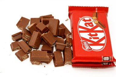 Kahire, Mısır, 7 Kasım 2022: KitKat, New York, İngiltere 'de Rowntree' s tarafından üretilen çikolata kaplı gofret çubuğu, ve şimdi küresel olarak Nestle, Kit Kat gofret çubukları tarafından üretiliyor.