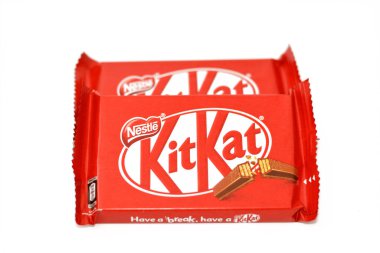 Kahire, Mısır, 7 Kasım 2022: KitKat, New York, İngiltere 'de Rowntree' s tarafından üretilen çikolata kaplı gofret çubuğu, ve şimdi küresel olarak Nestle, Kit Kat gofret çubukları tarafından üretiliyor.