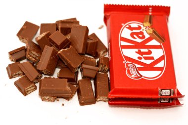 Kahire, Mısır, 7 Kasım 2022: KitKat, New York, İngiltere 'de Rowntree' s tarafından üretilen çikolata kaplı gofret çubuğu, ve şimdi küresel olarak Nestle, Kit Kat gofret çubukları tarafından üretiliyor.