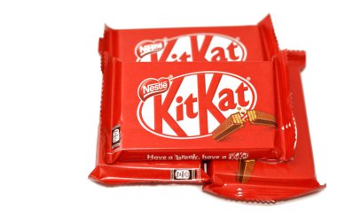 Kahire, Mısır, 7 Kasım 2022: KitKat, New York, İngiltere 'de Rowntree' s tarafından üretilen çikolata kaplı gofret çubuğu, ve şimdi küresel olarak Nestle, Kit Kat gofret çubukları tarafından üretiliyor.