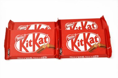 Kahire, Mısır, 7 Kasım 2022: KitKat, New York, İngiltere 'de Rowntree' s tarafından üretilen çikolata kaplı gofret çubuğu, ve şimdi küresel olarak Nestle, Kit Kat gofret çubukları tarafından üretiliyor.