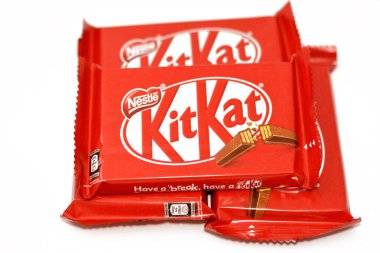 Kahire, Mısır, 7 Kasım 2022: KitKat, New York, İngiltere 'de Rowntree' s tarafından üretilen çikolata kaplı gofret çubuğu, ve şimdi küresel olarak Nestle, Kit Kat gofret çubukları tarafından üretiliyor.