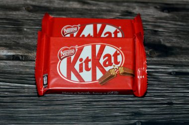 Kahire, Mısır, 7 Kasım 2022: KitKat, New York, İngiltere 'de Rowntree' s tarafından üretilen çikolata kaplı gofret çubuğu, ve şimdi küresel olarak Nestle, Kit Kat gofret çubukları tarafından üretiliyor.
