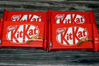 Kahire, Mısır, 7 Kasım 2022: KitKat, New York, İngiltere 'de Rowntree' s tarafından üretilen çikolata kaplı gofret çubuğu, ve şimdi küresel olarak Nestle, Kit Kat gofret çubukları tarafından üretiliyor.