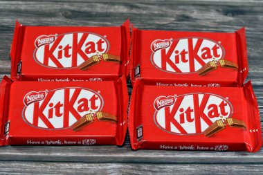 Kahire, Mısır, 7 Kasım 2022: KitKat, New York, İngiltere 'de Rowntree' s tarafından üretilen çikolata kaplı gofret çubuğu, ve şimdi küresel olarak Nestle, Kit Kat gofret çubukları tarafından üretiliyor.