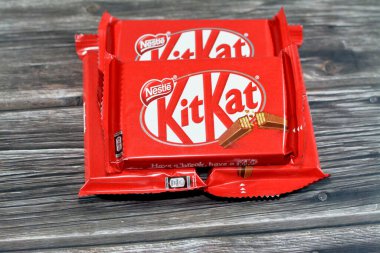 Kahire, Mısır, 7 Kasım 2022: KitKat, New York, İngiltere 'de Rowntree' s tarafından üretilen çikolata kaplı gofret çubuğu, ve şimdi küresel olarak Nestle, Kit Kat gofret çubukları tarafından üretiliyor.