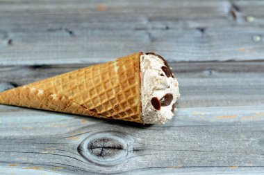 Çikolata parçalı dondurma külahlı dondurma külahı, gevrek külahta erimiş soğuk dondurmanın seçici odak noktası waffle bisküvileri, yaz tatili konsepti.