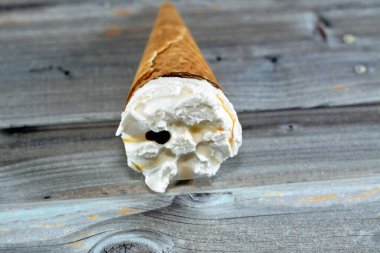 Çikolata parçalı dondurma külahlı dondurma külahı, gevrek külahta erimiş soğuk dondurmanın seçici odak noktası waffle bisküvileri, yaz tatili konsepti.