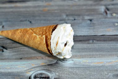 Çikolata parçalı dondurma külahlı dondurma külahı, gevrek külahta erimiş soğuk dondurmanın seçici odak noktası waffle bisküvileri, yaz tatili konsepti.