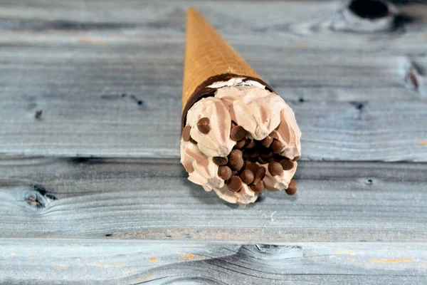 Sorvete Cone Chocolate Cremoso Cacau Com Cobertura Pedaços Chips Chocolate — Fotografia de Stock