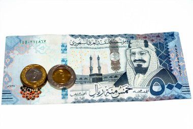 500 SAR 'ın ters tarafında 500 Suudi Arabistan' lı nakit para babası Kral AbdulAziz Al Suud ve Kabe 'de Suudi sikkeleri 1 ve 2 riyal, Suudi para bozdurma oranı