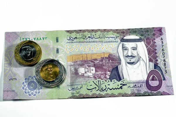 Sar 5サウジアラビアリヤル現金紙幣シリーズ1438 Ahの反対側には Rub KhaliとKing Salman Bin Abdul Aziz SaudのShayah石油精製所が1と2のリヤル硬貨で提供されています — ストック写真